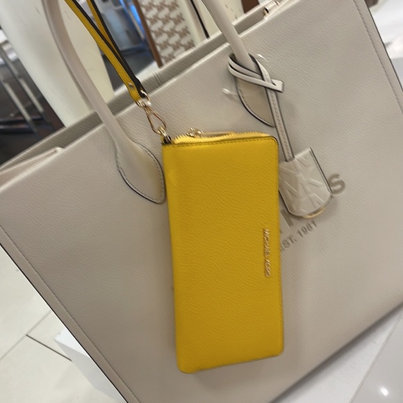 Michael Kors Jet Set Travel Large Travel CONTINENTAL 
BUTTER - Picture 5 of 16